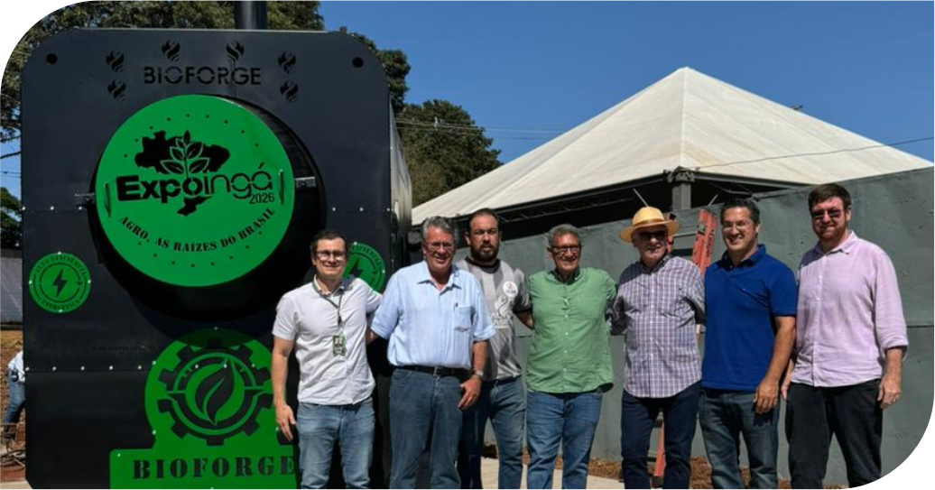 Equipe ao lado do BIOFORGE na Expoingá